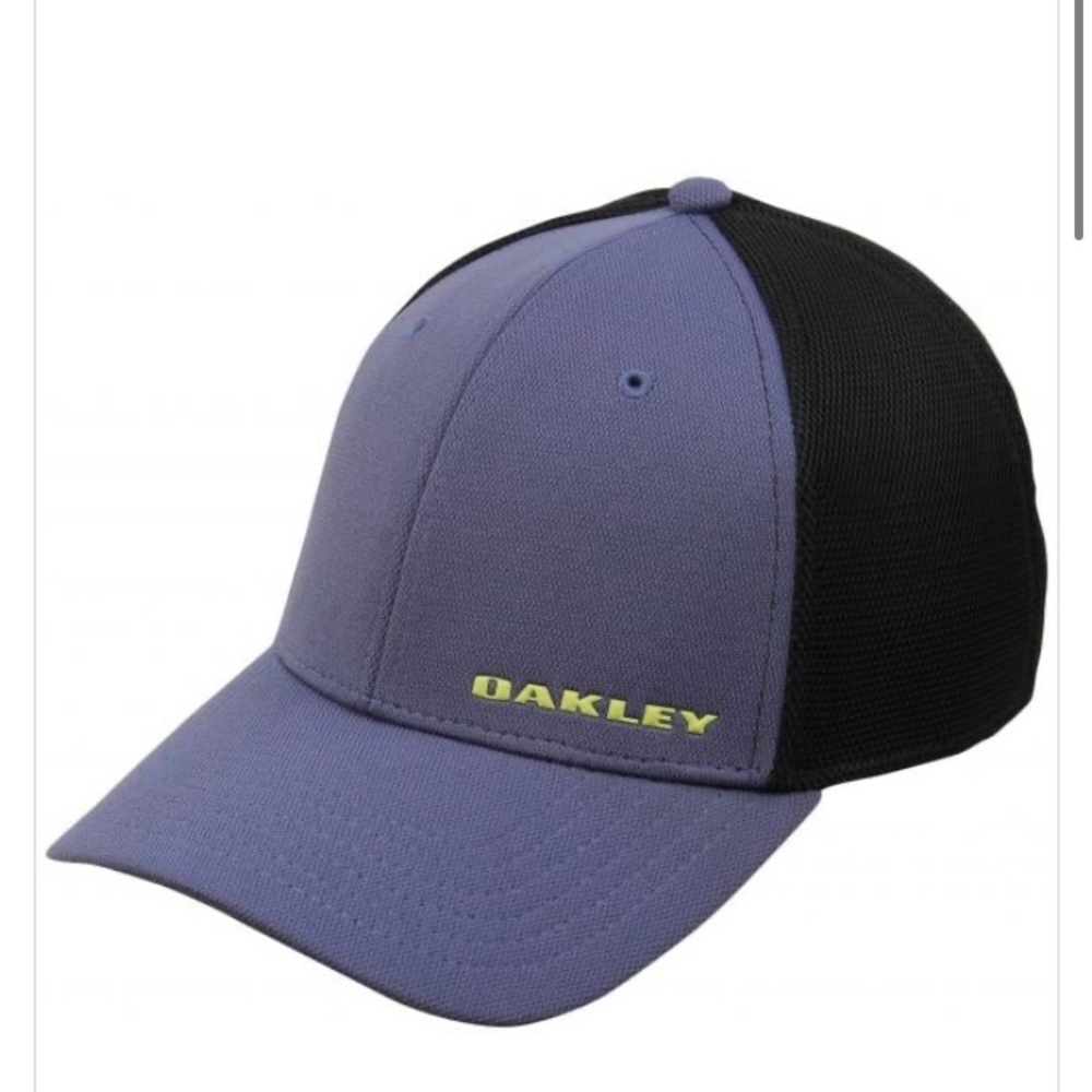 NWOT Oakley Silicone Bark Trucker Hat